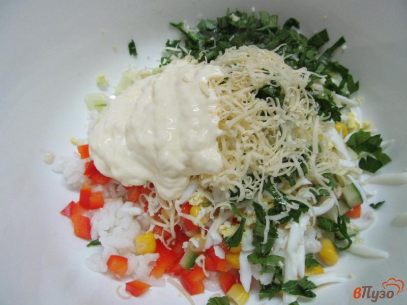 Фото приготовление рецепта: Салат из риса с консервированным лососем шаг №5
