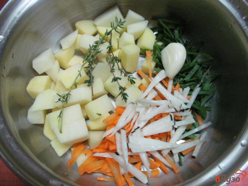 Фото приготовление рецепта: Суп на куриных потрохах и рисом и овощами шаг №3