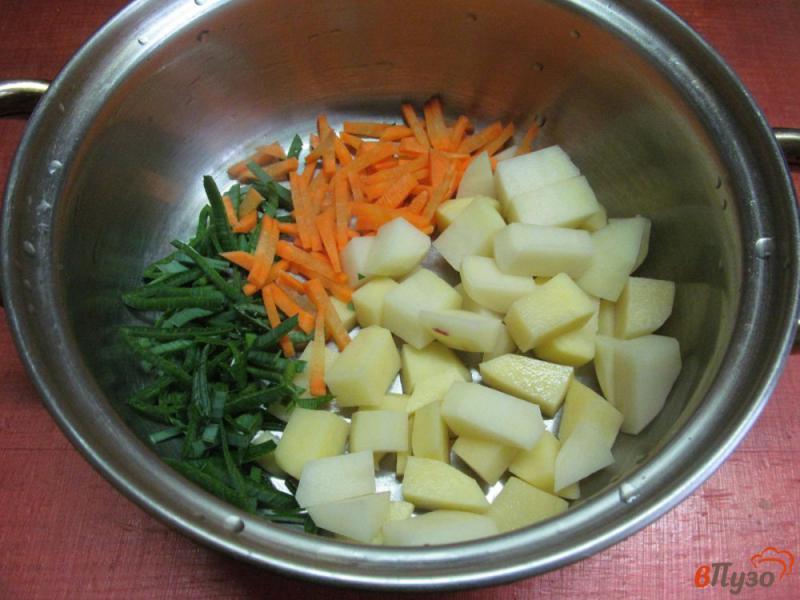 Фото приготовление рецепта: Суп на куриных потрохах и рисом и овощами шаг №2