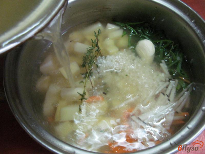 Фото приготовление рецепта: Суп на куриных потрохах и рисом и овощами шаг №5