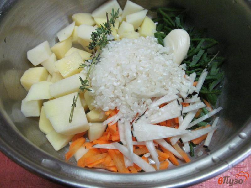 Фото приготовление рецепта: Суп на куриных потрохах и рисом и овощами шаг №4