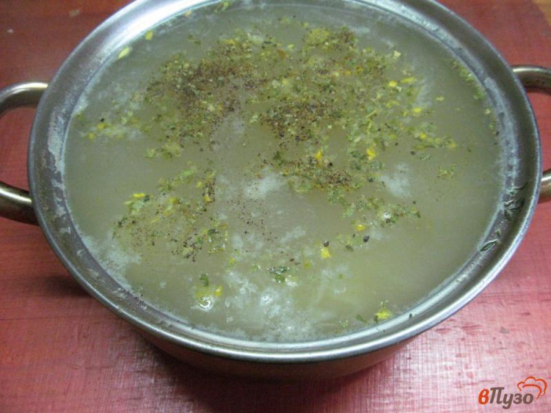 Фото приготовление рецепта: Суп на куриных потрохах и рисом и овощами шаг №6