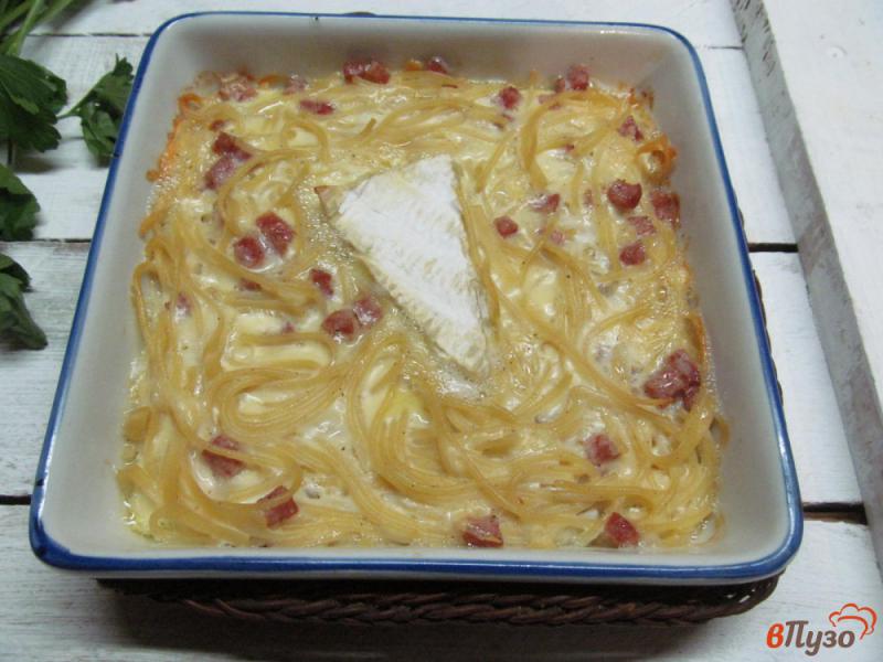Фото приготовление рецепта: Запеченная карбонара с сыром бри шаг №6