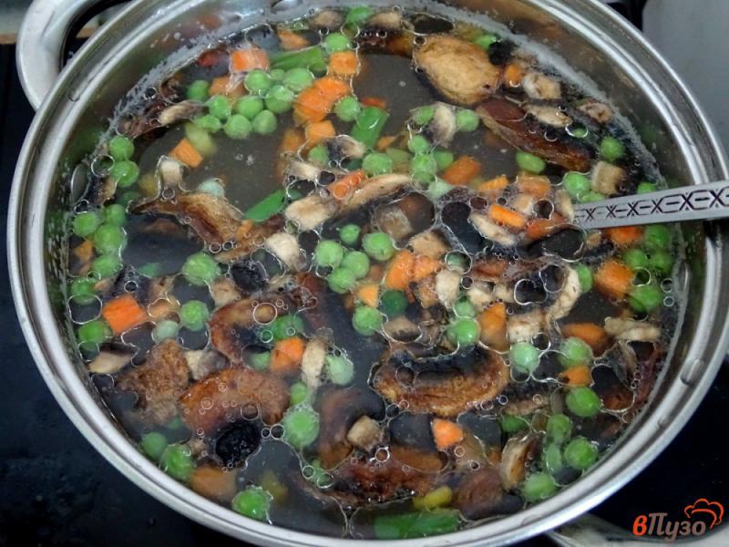 Фото приготовление рецепта: Суп из замороженных овощей и грибов шаг №5
