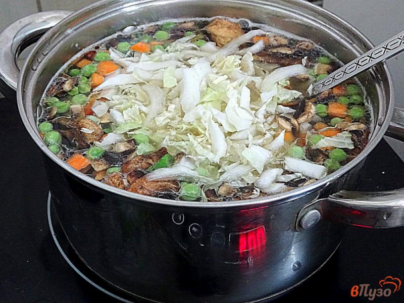 Фото приготовление рецепта: Суп из замороженных овощей и грибов шаг №6
