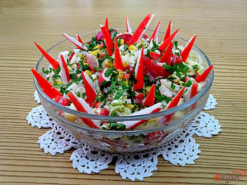 Фото приготовление рецепта: Салат из крабовых палочек с пекинской капустой и кукурузой шаг №9