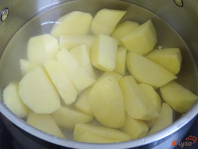 Фото приготовление рецепта: Картофельное пюре с зелёным горошком шаг №1