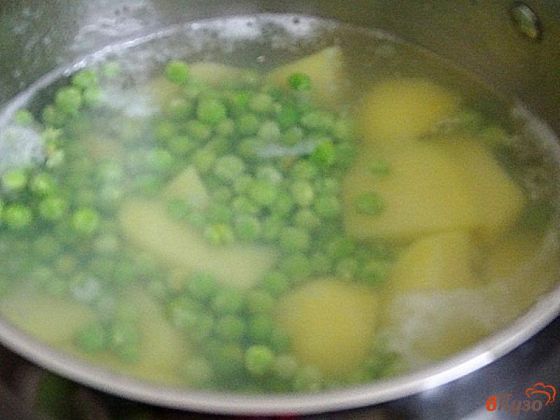 Фото приготовление рецепта: Картофельное пюре с зелёным горошком шаг №3