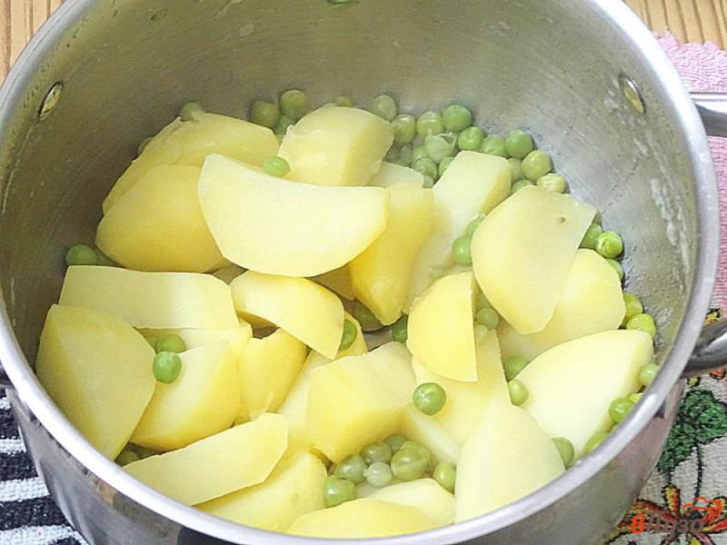 Фото приготовление рецепта: Картофельное пюре с зелёным горошком шаг №4