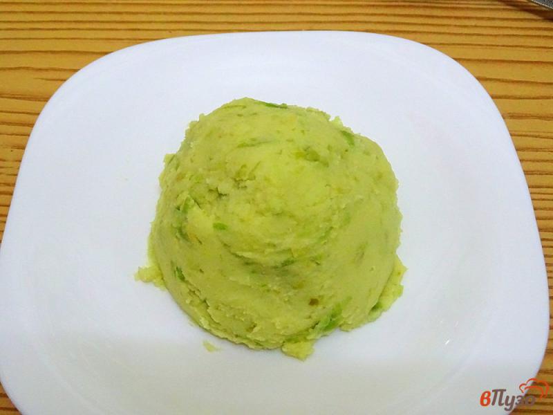 Фото приготовление рецепта: Картофельное пюре с зелёным горошком шаг №6