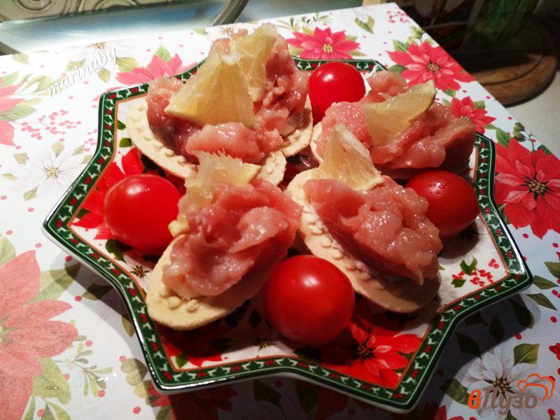 Фото приготовление рецепта: Тарталетки с малосольной кетой и творожным сыром шаг №5