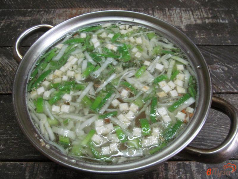Фото приготовление рецепта: Овощной суп на курином бульоне с пшеничной крупой шаг №4