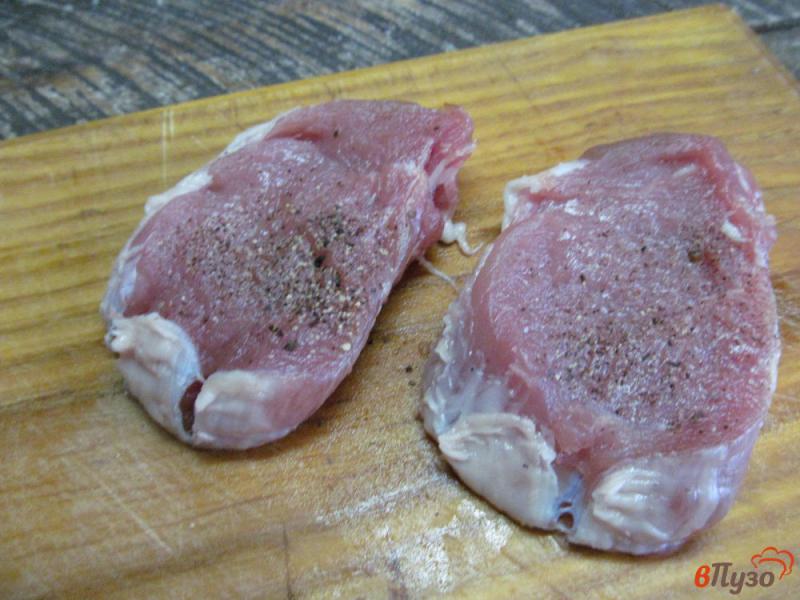 Фото приготовление рецепта: Свиные медальоны с пикантным маслом и грибным соусом шаг №6