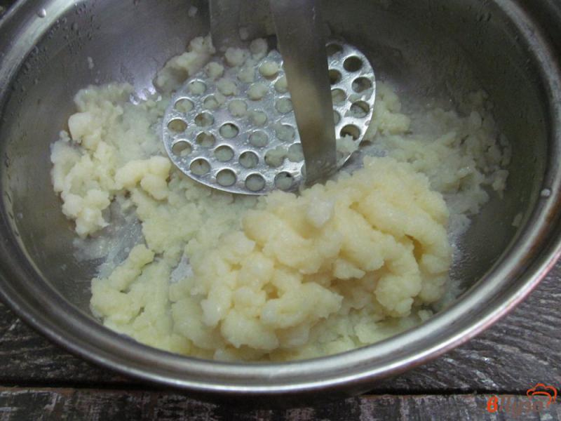 Фото приготовление рецепта: Свиные медальоны с пикантным маслом и грибным соусом шаг №5