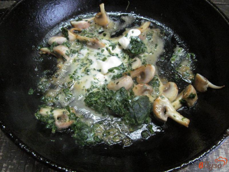 Фото приготовление рецепта: Свиные медальоны с пикантным маслом и грибным соусом шаг №8