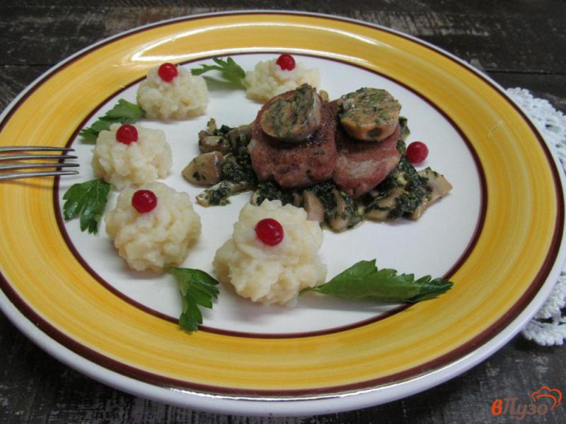 Фото приготовление рецепта: Свиные медальоны с пикантным маслом и грибным соусом шаг №10