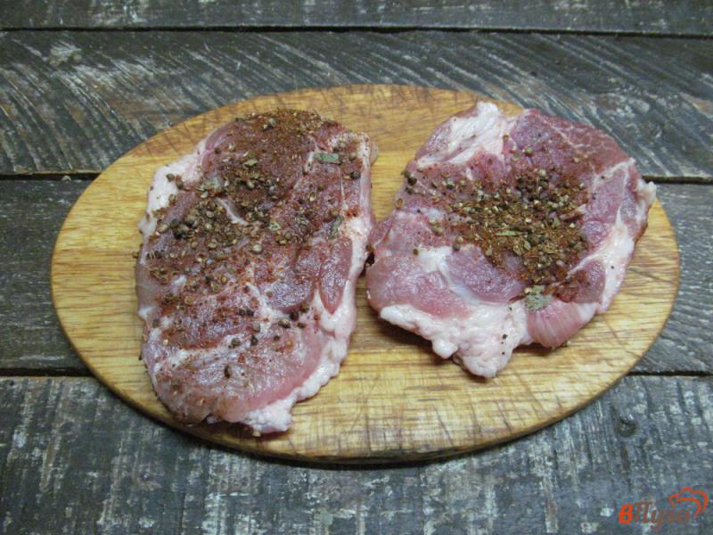 Фото приготовление рецепта: Свинина с овощами и консервированным горошком в мультиварке шаг №1