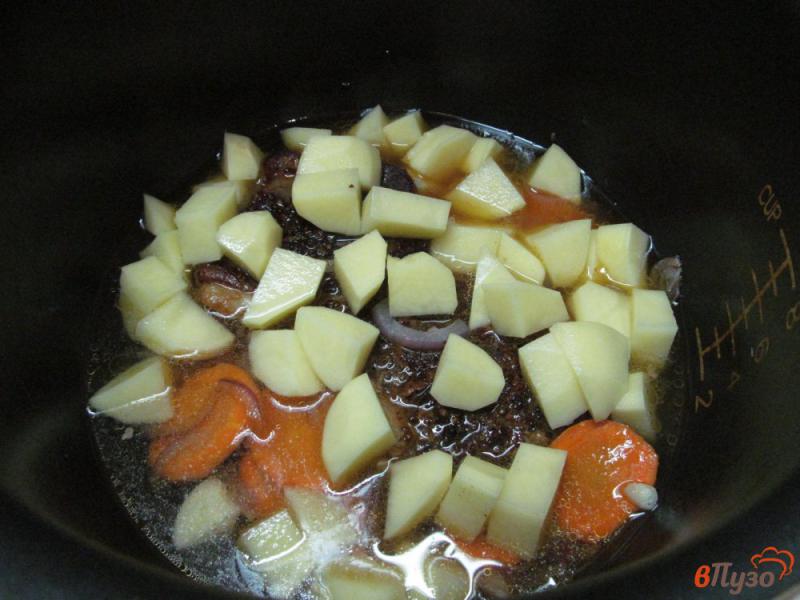 Фото приготовление рецепта: Свинина с овощами и консервированным горошком в мультиварке шаг №4