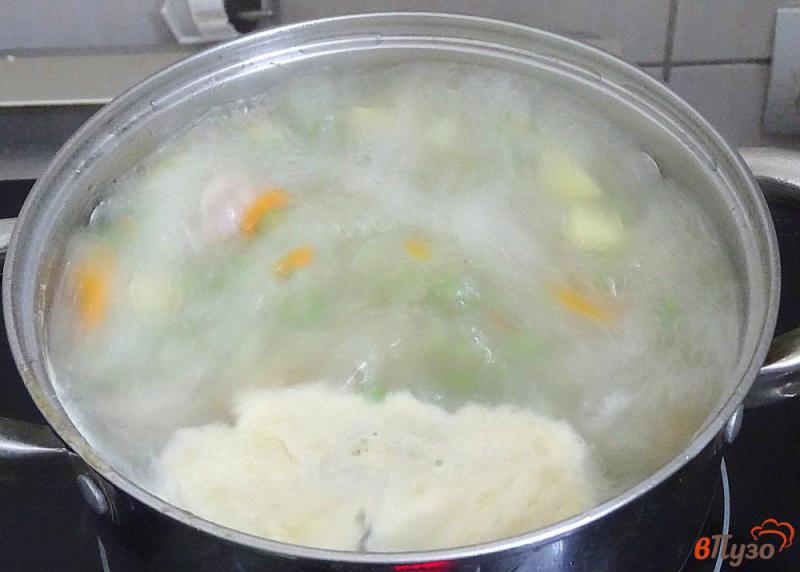 Фото приготовление рецепта: Суп с вермишелью и горошком шаг №3