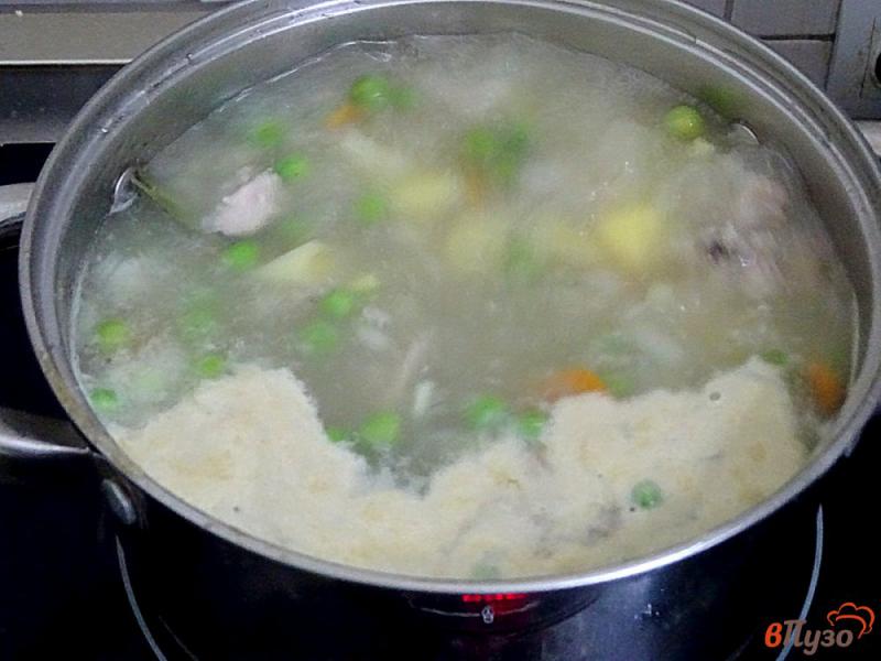 Фото приготовление рецепта: Суп с вермишелью и горошком шаг №4