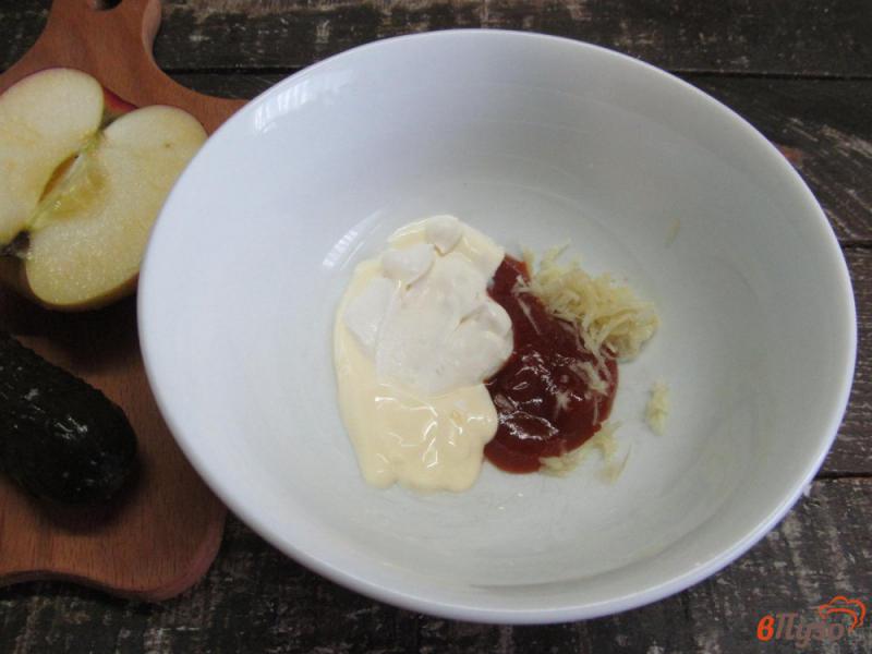 Фото приготовление рецепта: Салат из курицы яблока и соленого огурца шаг №1