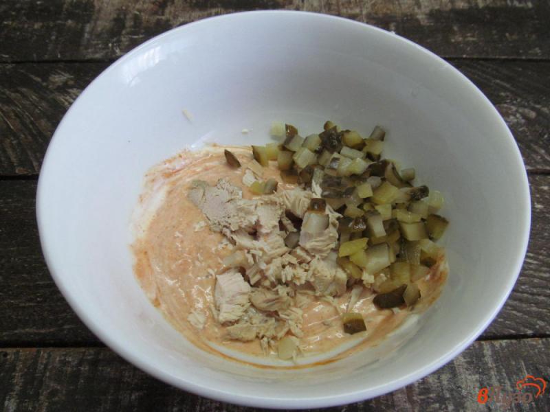 Фото приготовление рецепта: Салат из курицы яблока и соленого огурца шаг №3