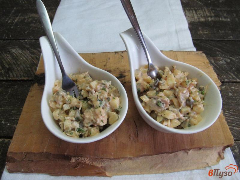 Фото приготовление рецепта: Салат из курицы яблока и соленого огурца шаг №6
