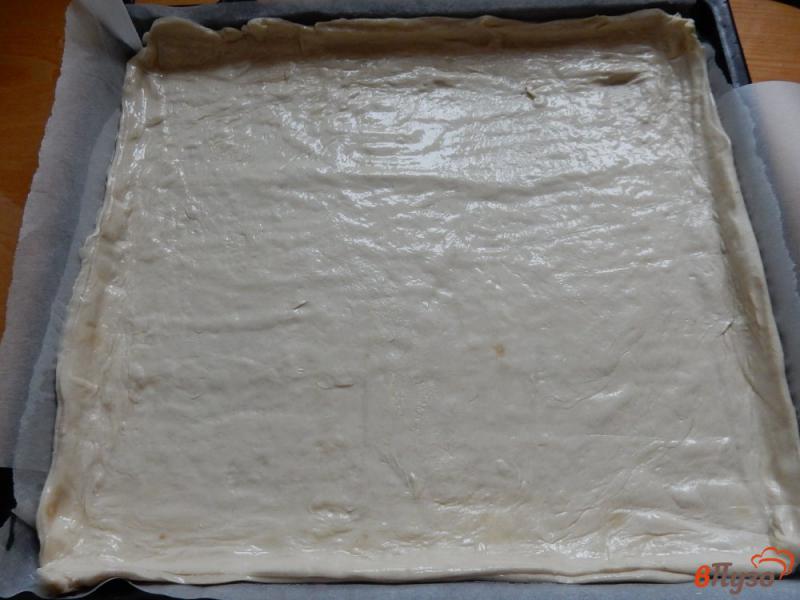 Фото приготовление рецепта: Открытый пирог на слоеном тесте шаг №2