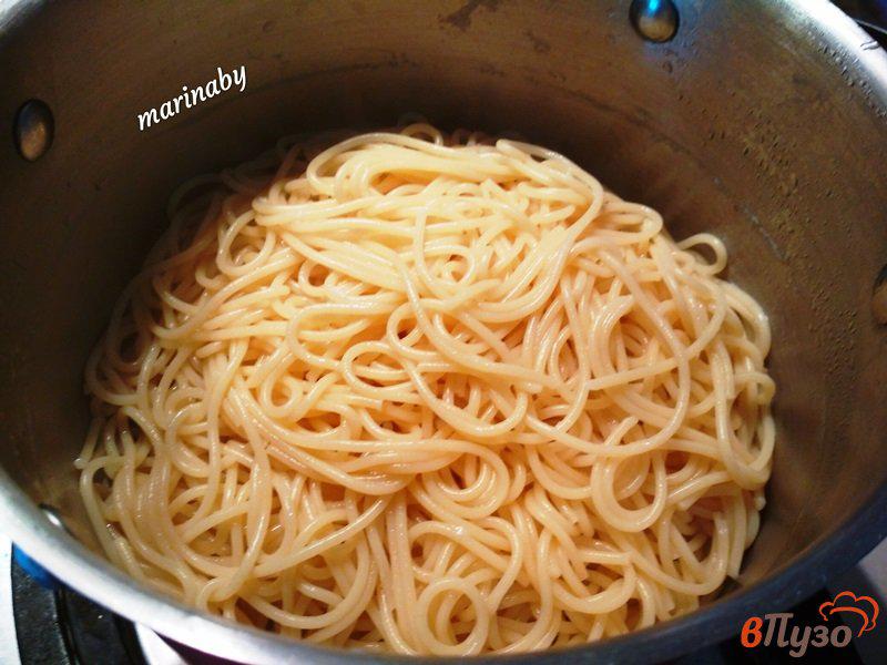 Фото приготовление рецепта: Спагетти с сыром шаг №3
