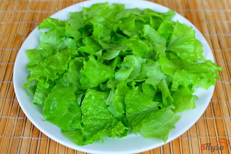 Фото приготовление рецепта: Салат из утиной грудки с зернами граната и яблоком шаг №2