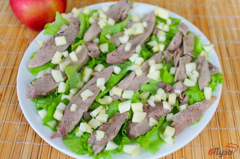 Фото приготовление рецепта: Салат из утиной грудки с зернами граната и яблоком шаг №4
