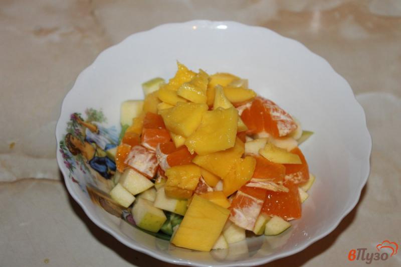 Фото приготовление рецепта: Фруктовый салат с манго шаг №4