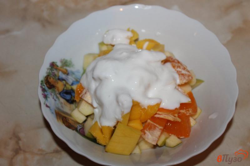 Фото приготовление рецепта: Фруктовый салат с манго шаг №5
