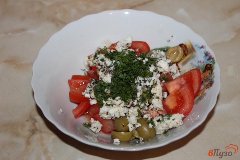 Фото приготовление рецепта: Помидорный салат с оливками и брынзой шаг №4
