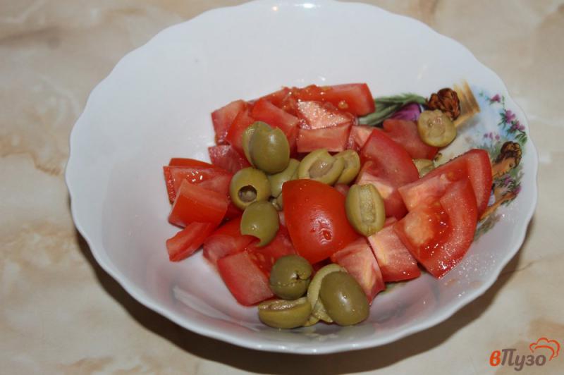 Фото приготовление рецепта: Помидорный салат с оливками и брынзой шаг №2