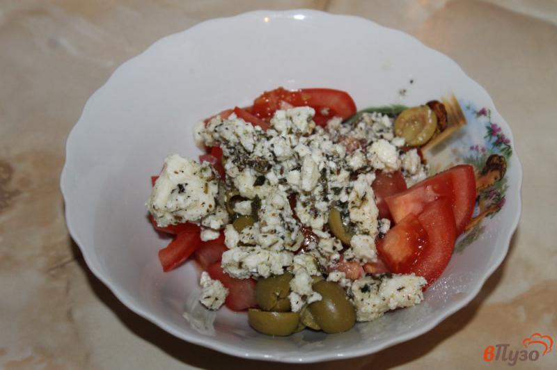 Фото приготовление рецепта: Помидорный салат с оливками и брынзой шаг №3