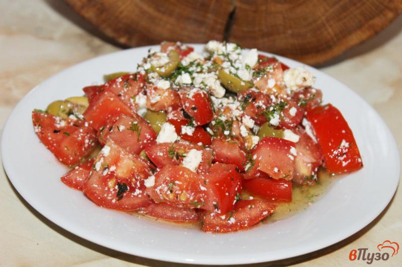 Фото приготовление рецепта: Помидорный салат с оливками и брынзой шаг №5