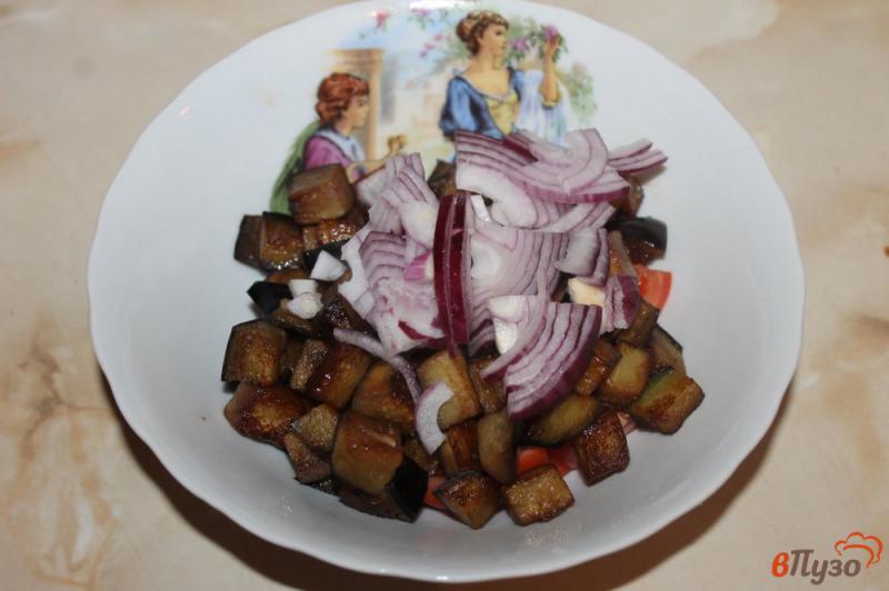 Фото приготовление рецепта: Салат из баклажан с фетой и помидорами шаг №5