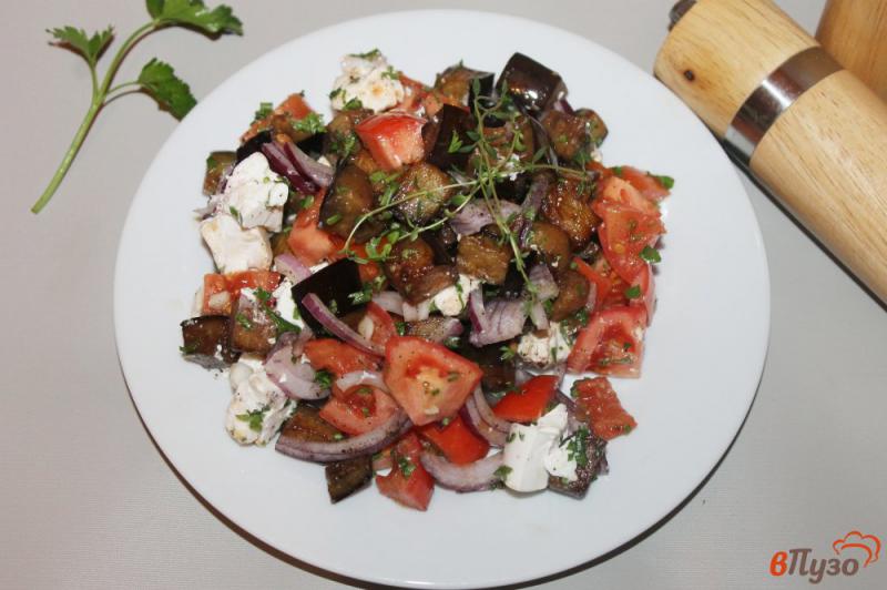 Фото приготовление рецепта: Салат из баклажан с фетой и помидорами шаг №7