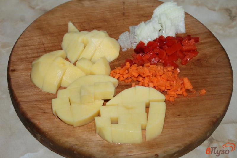 Фото приготовление рецепта: Сливочный суп с сыром, грибами и курицей шаг №2