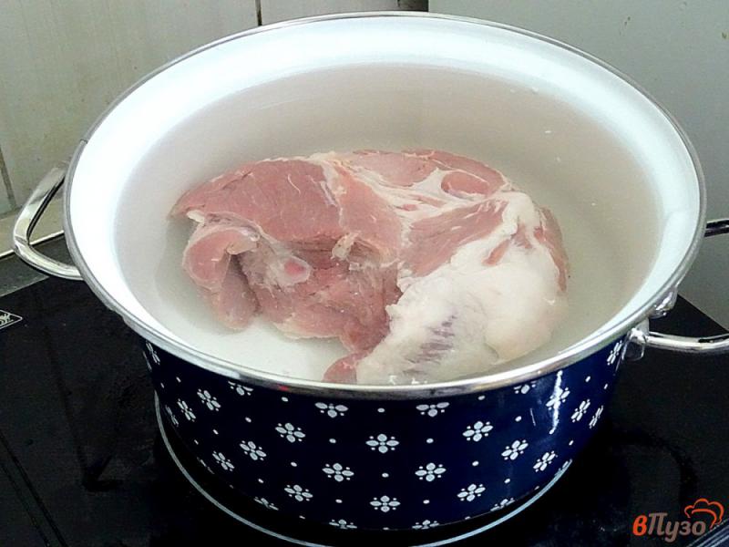 Фото приготовление рецепта: Суп со свининой, шпинатом и сливками шаг №1