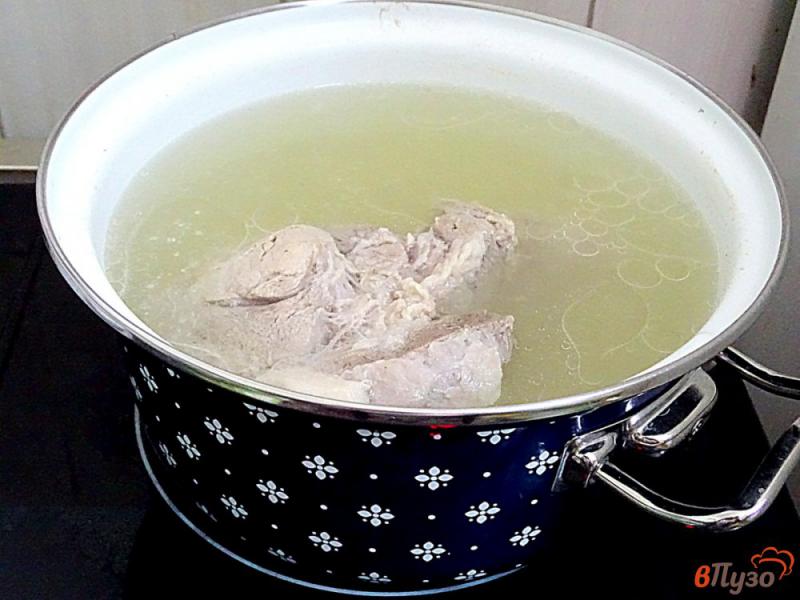 Фото приготовление рецепта: Суп со свининой, шпинатом и сливками шаг №4