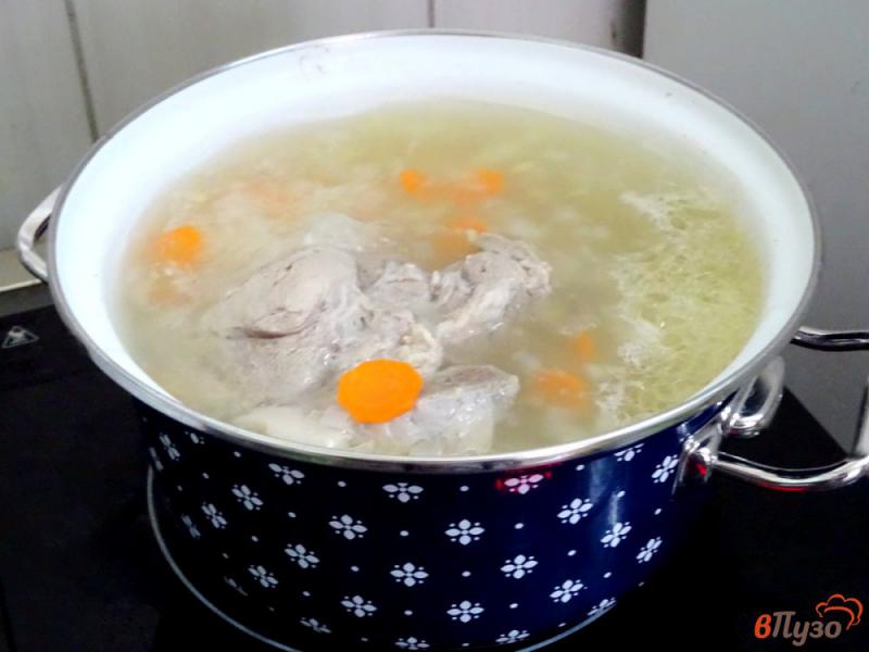 Фото приготовление рецепта: Суп со свининой, шпинатом и сливками шаг №5