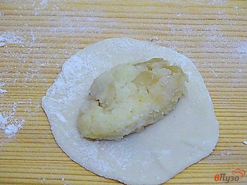 Фото приготовление рецепта: Вареники с картошкой и луком на заварном тесте шаг №9