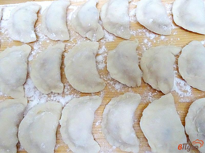 Фото приготовление рецепта: Вареники с картошкой и луком на заварном тесте шаг №11