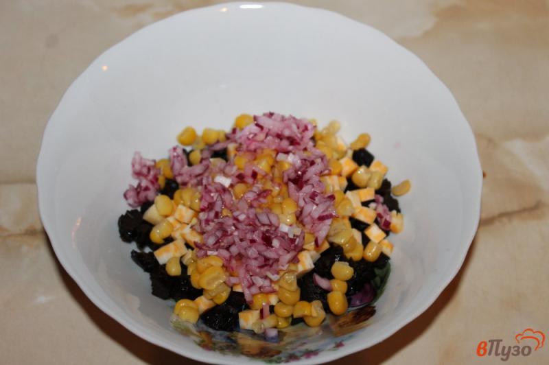 Фото приготовление рецепта: Салат из чернослива, курицы и сыра шаг №4