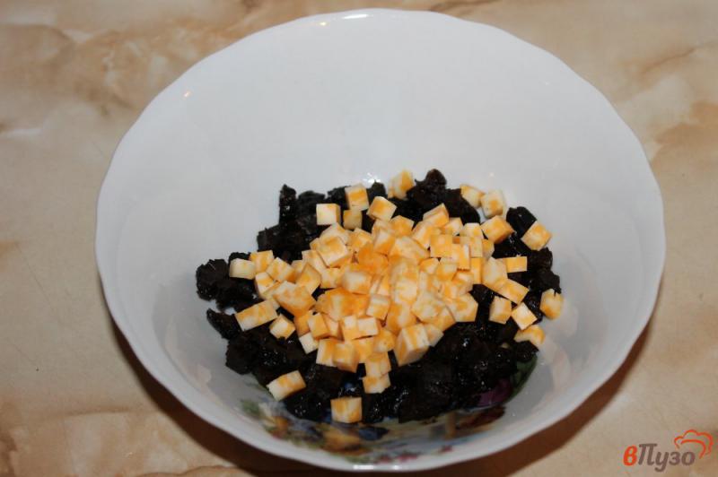 Фото приготовление рецепта: Салат из чернослива, курицы и сыра шаг №2