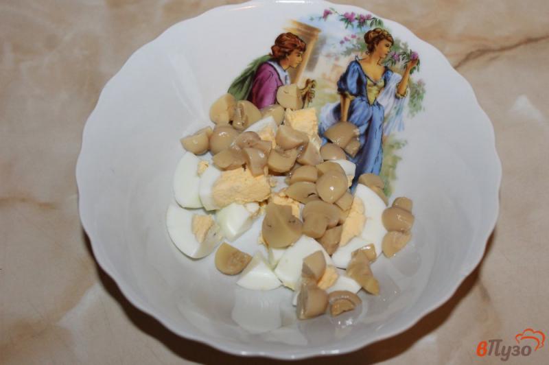 Фото приготовление рецепта: Салат из курицы, маринованных шампиньонов и крабовых палочек шаг №2