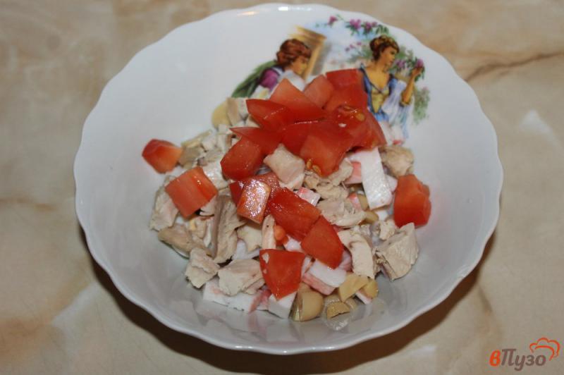 Фото приготовление рецепта: Салат из курицы, маринованных шампиньонов и крабовых палочек шаг №4