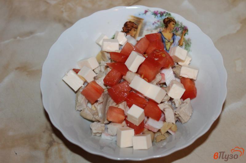 Фото приготовление рецепта: Салат из курицы, маринованных шампиньонов и крабовых палочек шаг №5